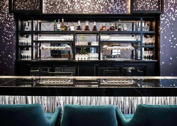 Londonhouse Chicago, Curio Collection By Hilton