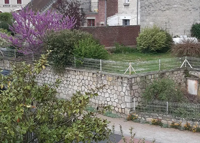 LOCATION à COUCY LE CHATEAU