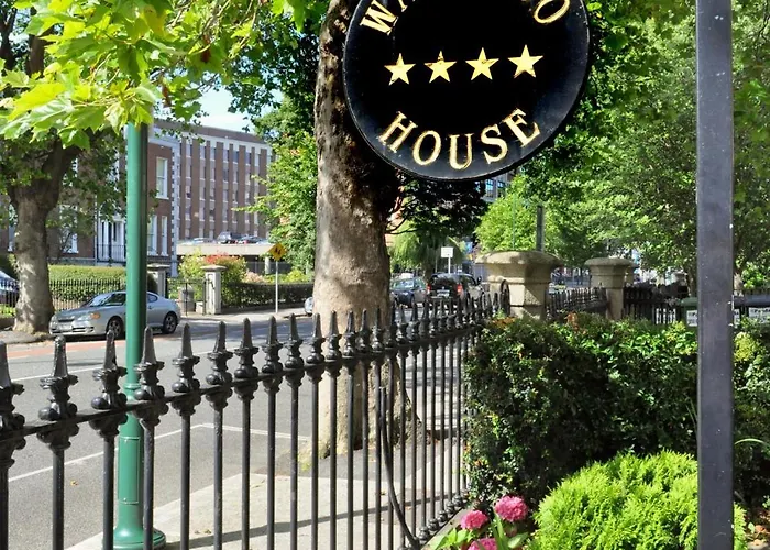 Waterloo Town House & Suites