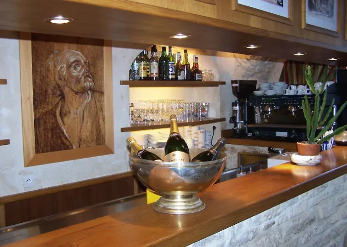 Hostellerie Saint Martin- Logis Hotel Et Restaurant