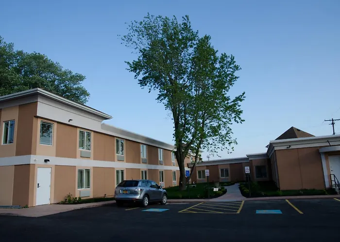 Aashram Hotel By Niagara River
