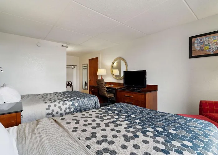 Econo Lodge Inn & Suites Waterloo Downtown
