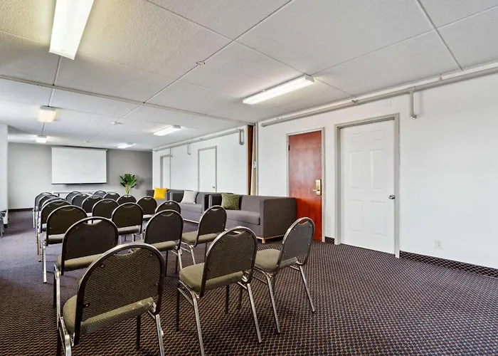 Econo Lodge Inn & Suites Waterloo Downtown