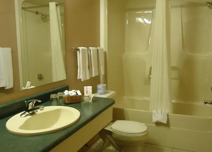 Canway Inn & Suites