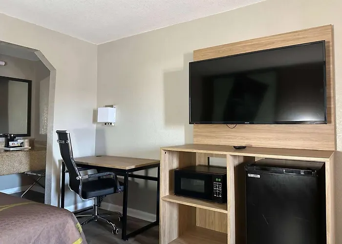 Super 8 By Wyndham Monroe
