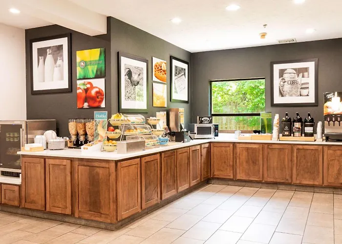 Quality Inn & Suites Oakwood Village - Cleveland South