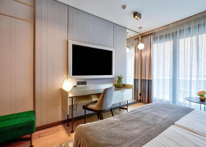 Emerald Downtown Luxury Suites By Continental Group