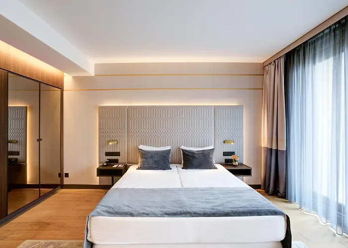 Emerald Downtown Luxury Suites By Continental Group