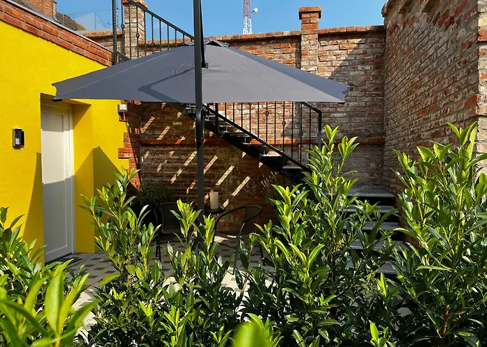 La Luna Petite Suite Deluxe Apartment With Pool & Jacuzzi, Bikes And Secured Parking