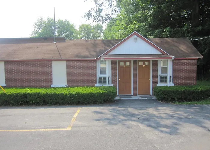 Pinecrest Motel Clinton