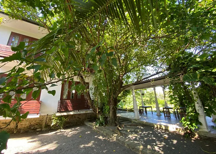 Lake House Hikka