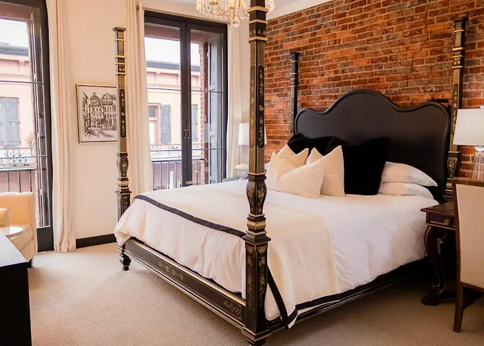 Speakeasy Suites Sleeps 18