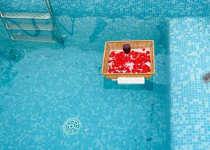 Aura Farms - Private Pool Cottages
