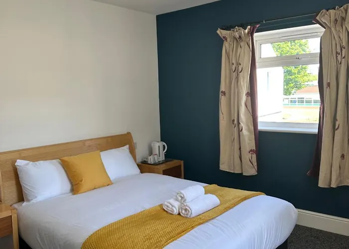 Continental Hotel With Access To Shared Kitchen