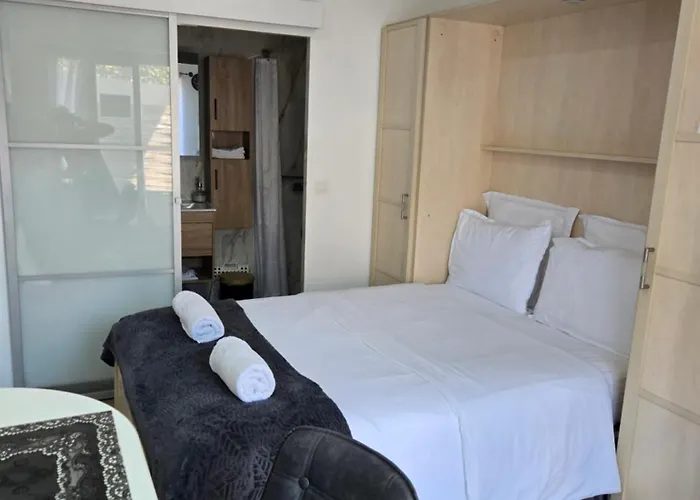 2 Chambres paisibles à La Trinité proche de Nice 15 mn, Monaco 20 mn et l'Italie 30 mn et aussi 2 Studios dans le même établissement