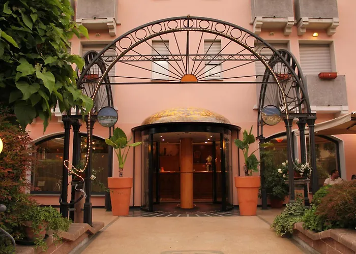 Hotel Boomerang - Check-In & Meals In Front At Hotel Sporting