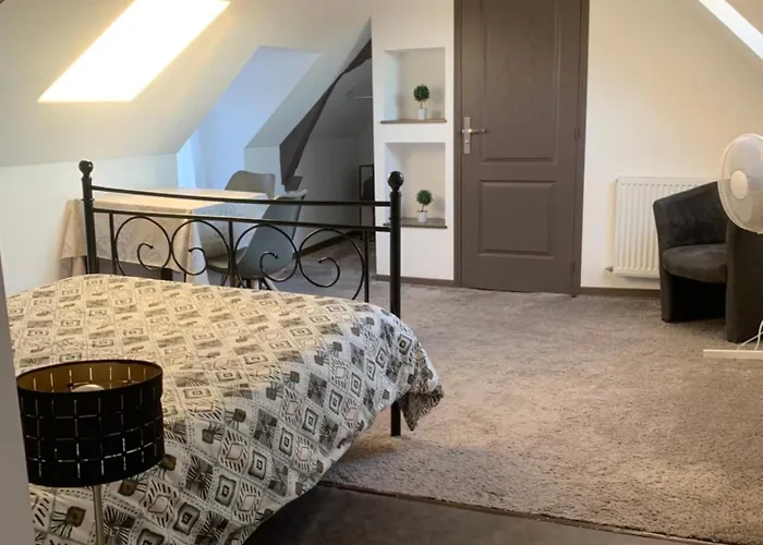 Chambre chaleureuse avec accès indépendant et sanitaires indépendants