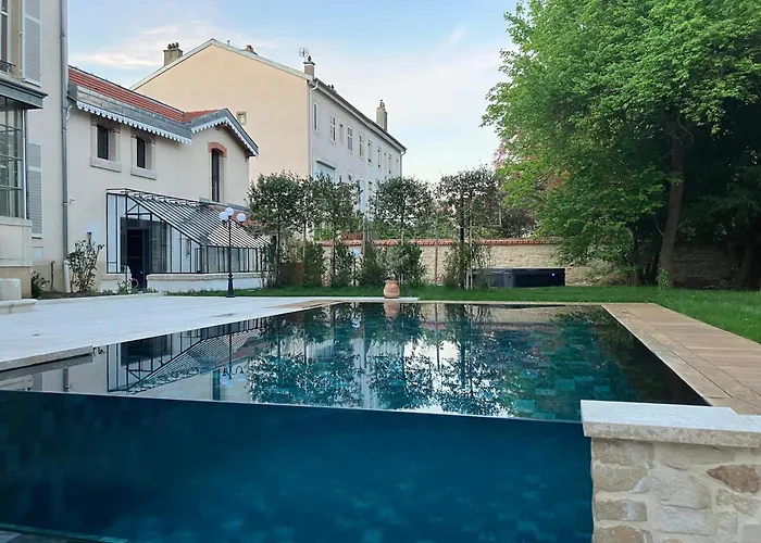 Les Ecuries De Rigny, Suite Haut De Gamme Avec Spa Privatif Et Piscine Au Coeur D'Un Jardin Arbore