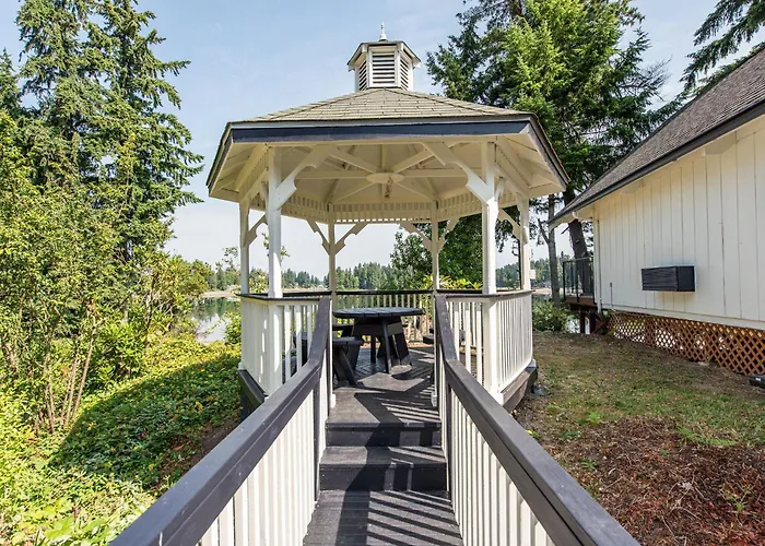 Oyster Bay Inn & Suites