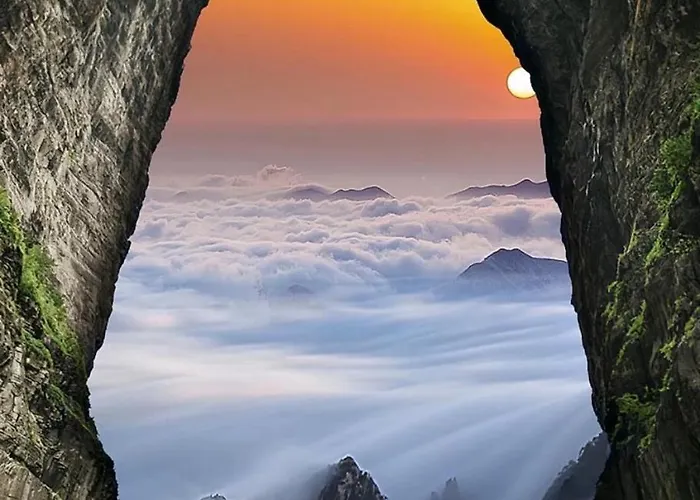 Zhangjiajie Waterfront Huajian Inn & Tianmen Shan National Forest Park & Free Pick-Up & Breakfast,Coffee,Tea