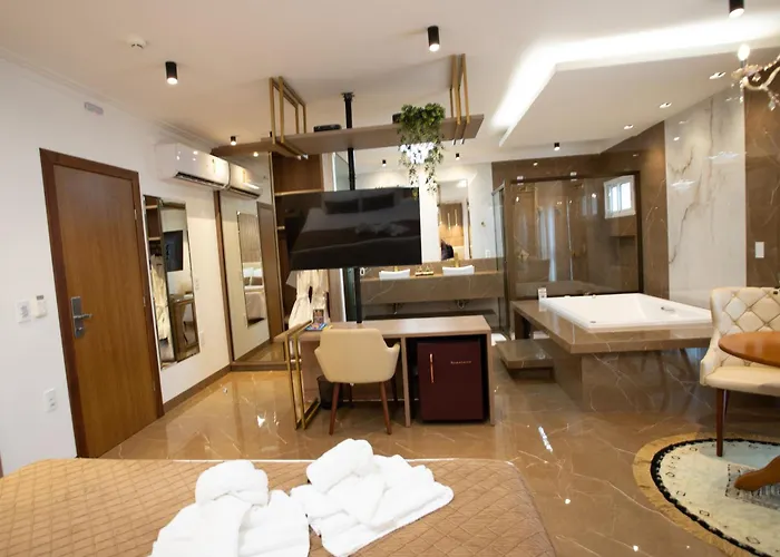 Ellus Hotel