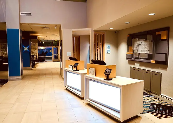 Holiday Inn Express & Suites - Aurora Medical Campus By Ihg