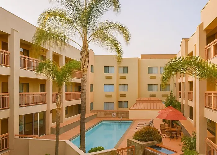 Ramada By Wyndham Hawthorne/Lax