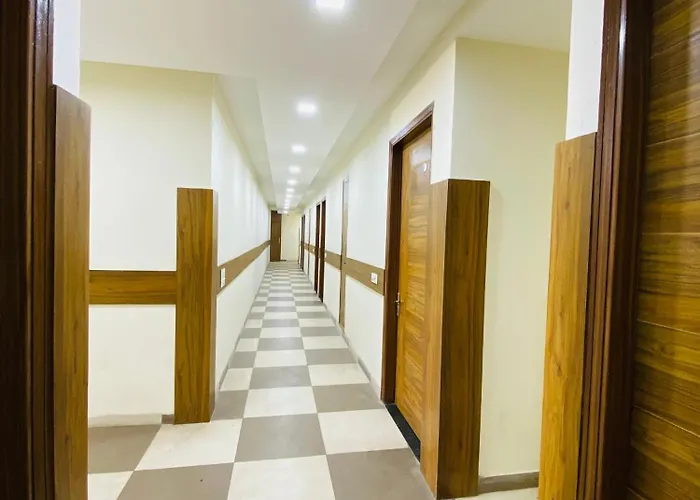 Hotel Woodlarq Inn Zirakpur !! Family Friendly ! Perfect For Group Stays ! Affordable Luxury Stay In Chandigarh