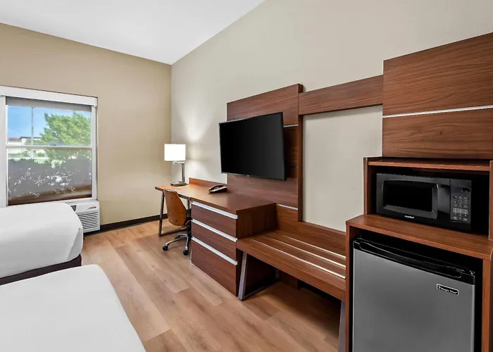 Days Inn & Suites By Wyndham Fort Myers Near Jetblue Park
