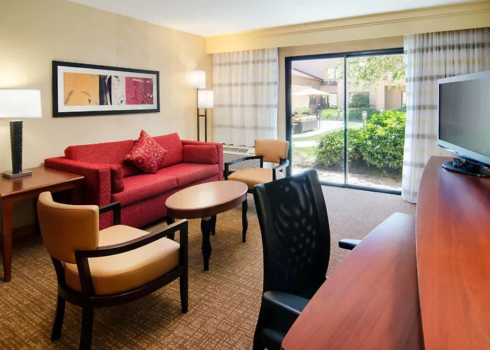 Courtyard By Marriott Bakersfield