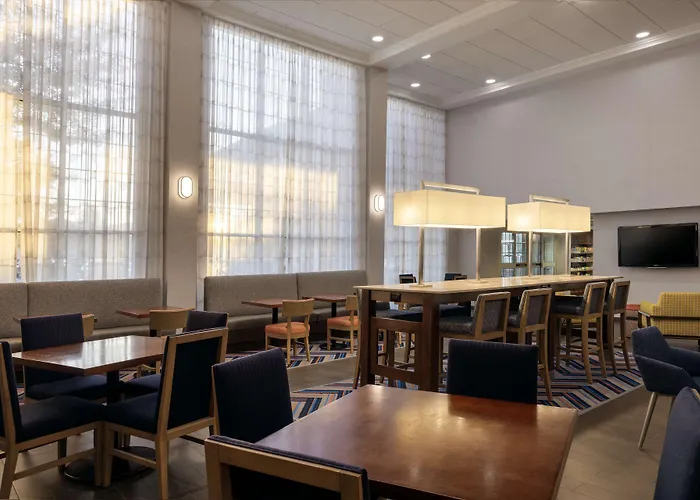Hampton Inn & Suites State College At Williamsburg Square