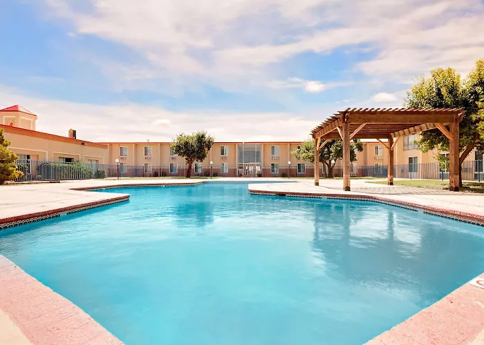 Super 8 By Wyndham Plainview