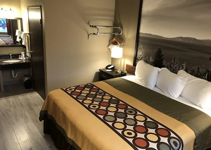 Super 8 By Wyndham Redding