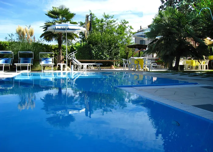 Hotel Boomerang - Check-In & Meals In Front At Hotel Sporting