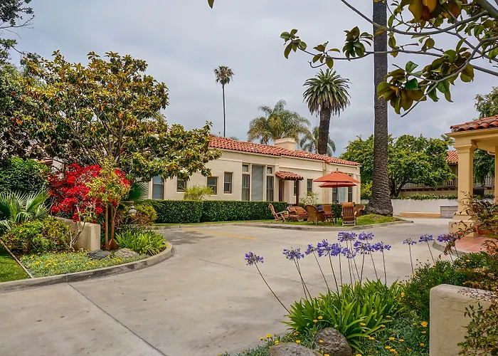 Harbor House Inn