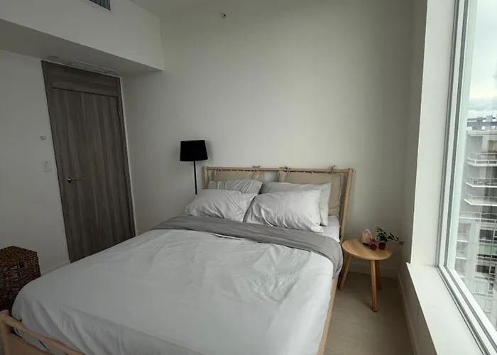 Private Room In A Three-Bedroom Penthouse In Surrey