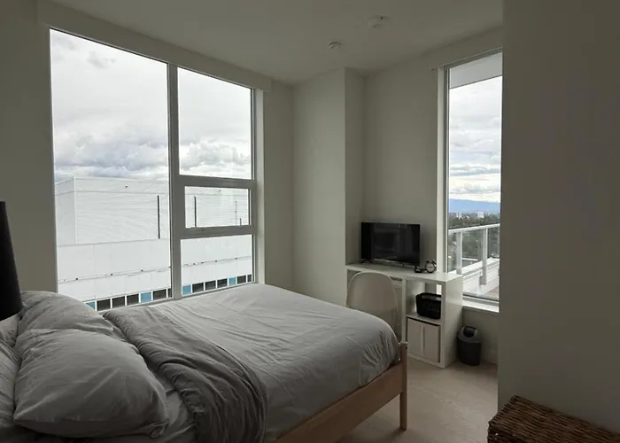 Private Room In A Three-Bedroom Penthouse In Surrey