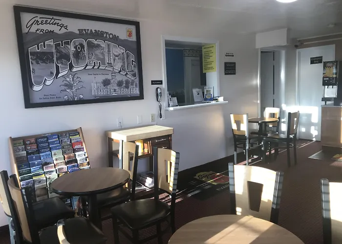 Super 8 By Wyndham Evanston