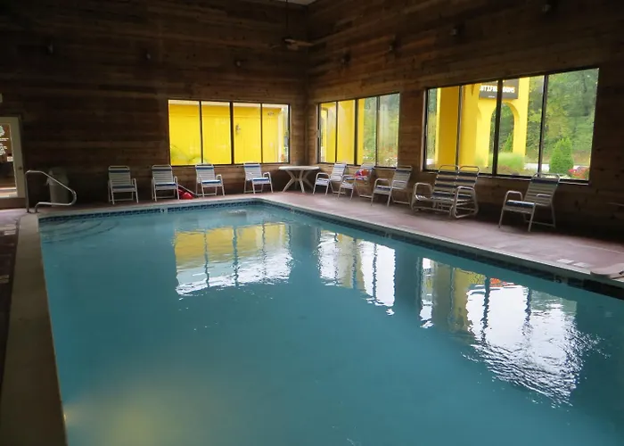 Golden Manor Inn & Suites