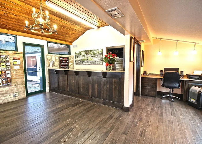 Peach Tree Inn & Suites