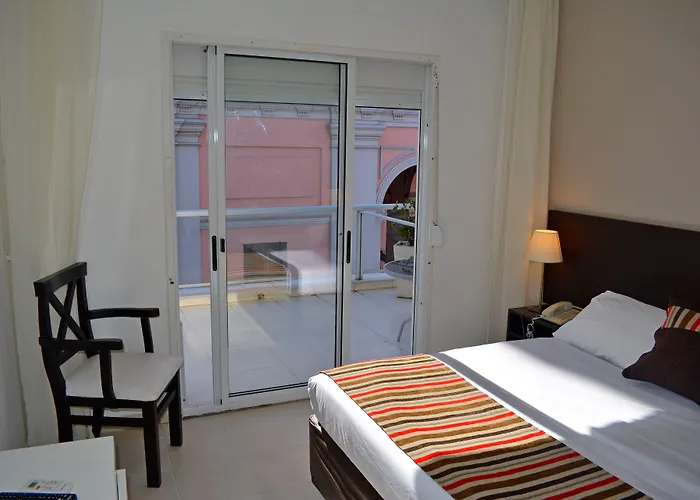 De La Plaza Hotel
