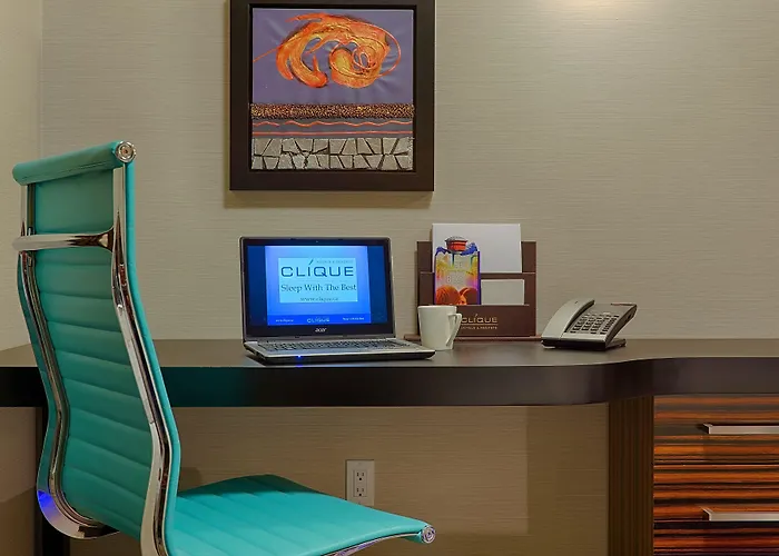 Hotel Clique Calgary Airport