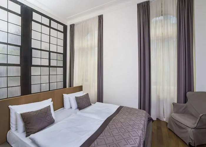 Hotel Golden Crown