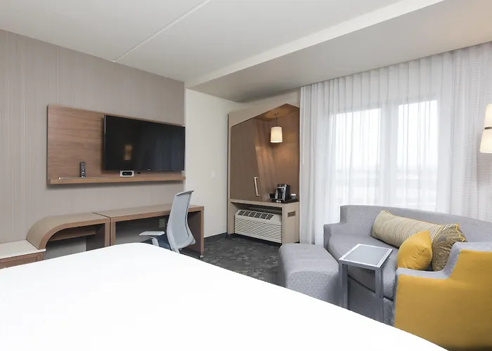Courtyard By Marriott Holland Downtown
