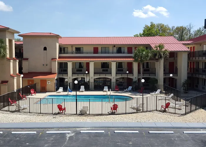 Tricove Inn & Suites