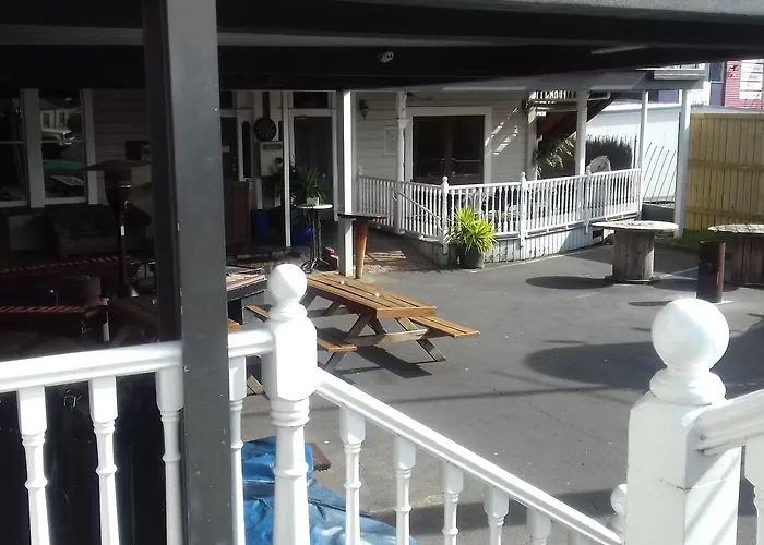 Shooters Saloon Hotel & Cabins