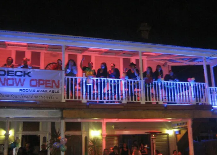 Shooters Saloon Hotel & Cabins