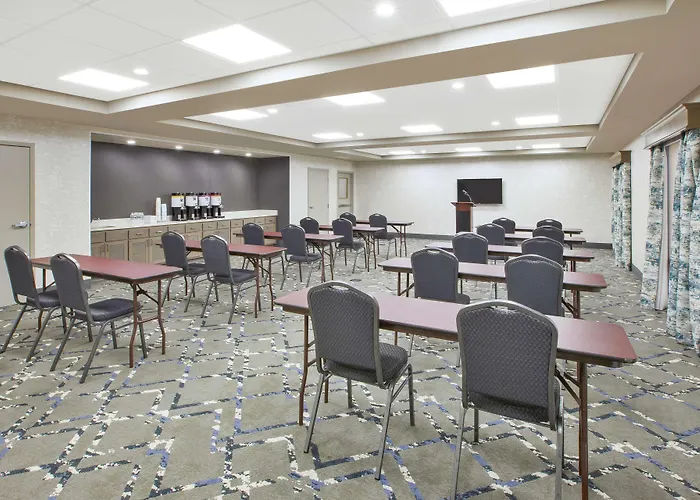 Hampton Inn & Suites Oakwood Village-Cleveland