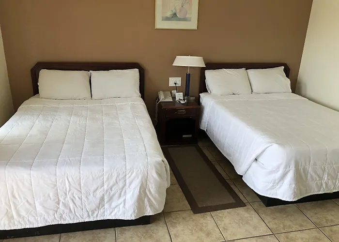 Toppers Motel