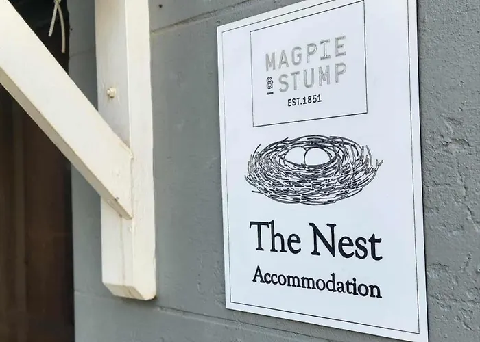 Magpie And Stump Hotel 'Nest Accommodation' And 1Km Offsite 'Loft 7' Studio